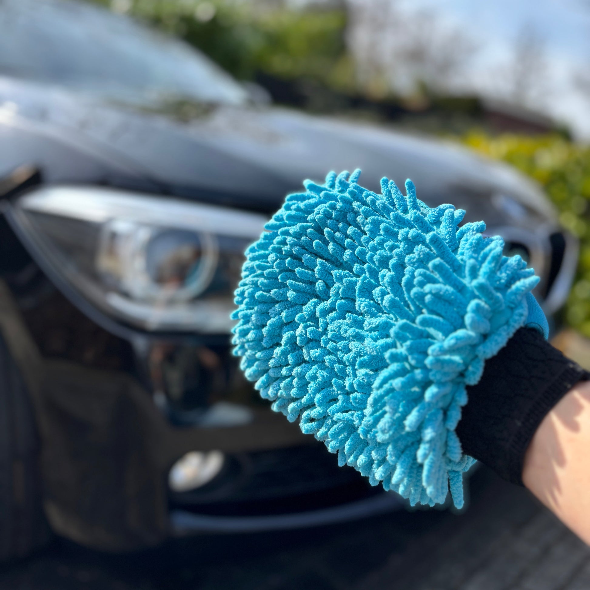 Washandschoen die voor bmw hangt