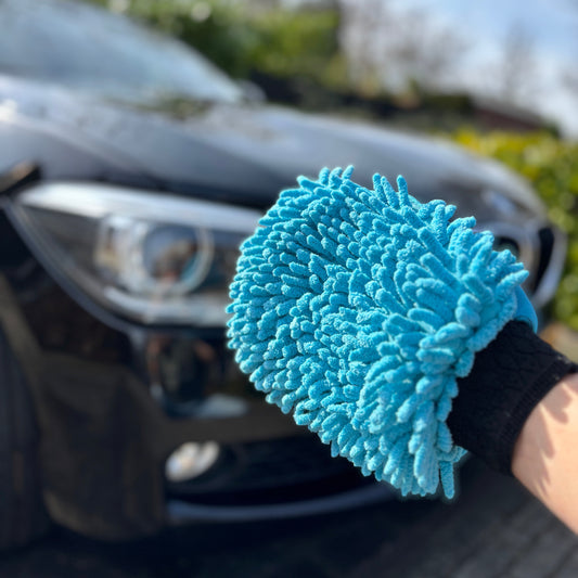Washandschoen die voor bmw hangt